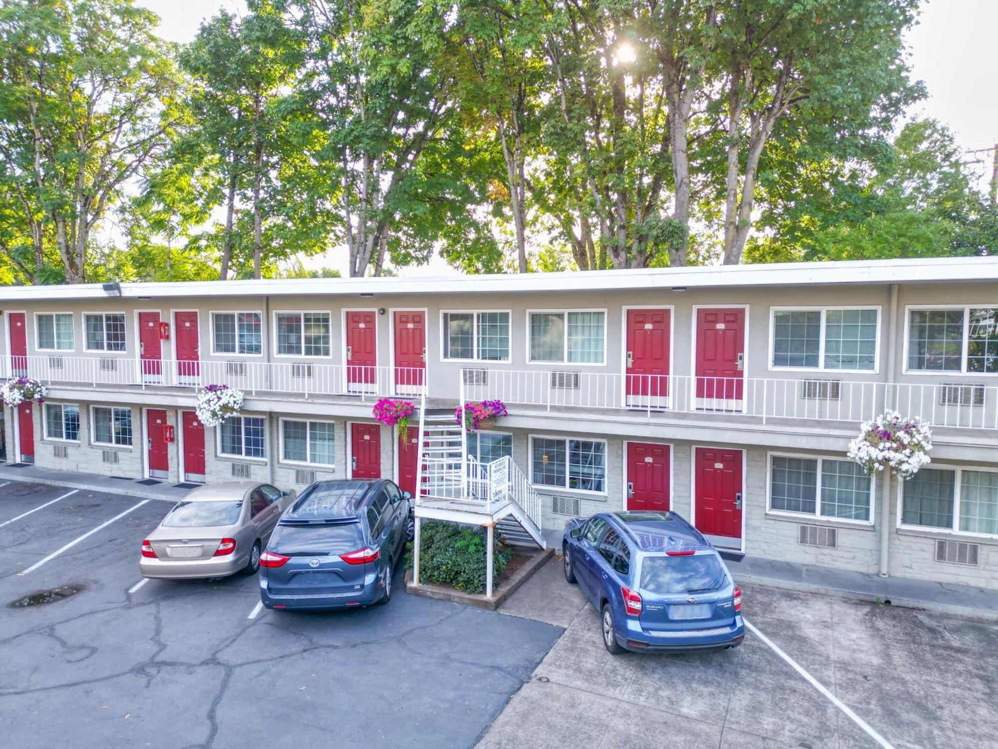 Campus Inn & Suites Eugene Downtown מראה חיצוני תמונה